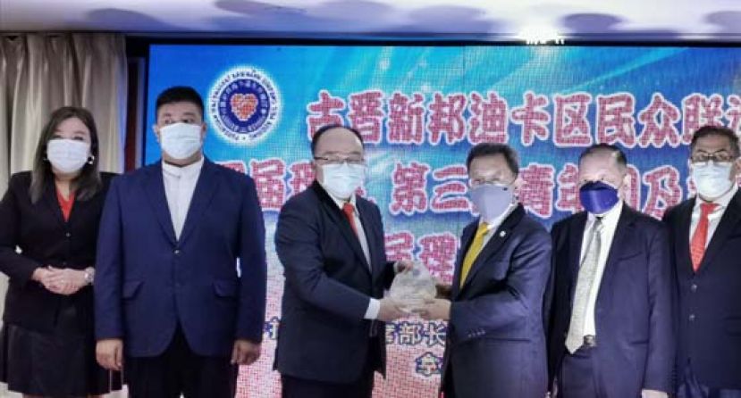 会长甲必丹拿督刘思乐（左3）赠送纪念品予砂副首席部长拿督斯里沈桂贤，右2为世福执行会长，马福总会长拿督斯里刘为强太平局绅。