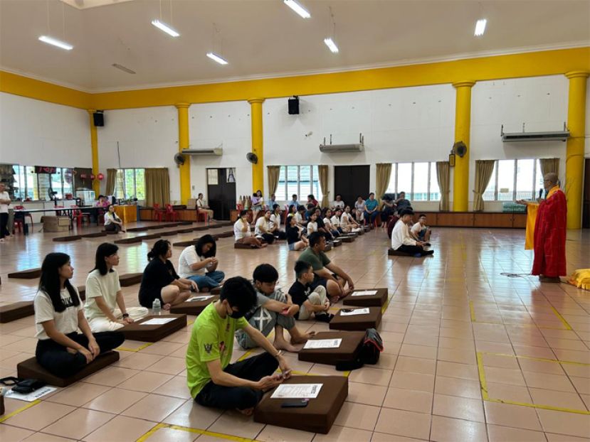 释上开下扬法师在法会上告诫学生切不单靠祈求好成绩，必须时刻努力学习。