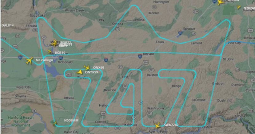 机师在空中画出747后冠。