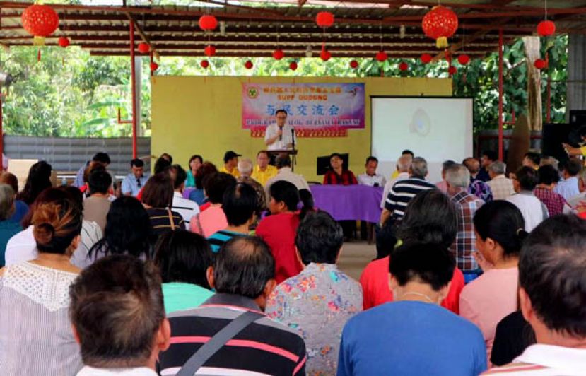 砂人联党都东支部主席黄振渊在人民集会上致词。