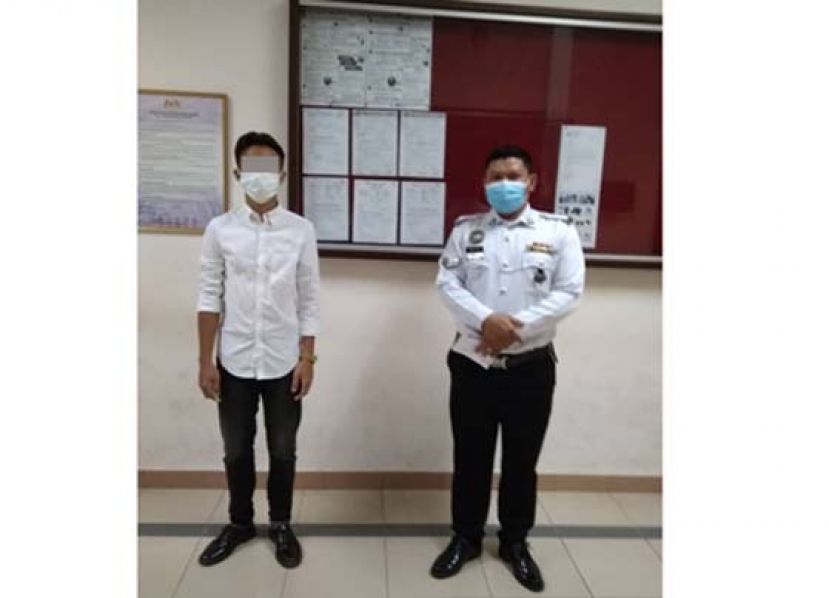 鲁莽骑电单车的少年（左）等候办理守行手续。