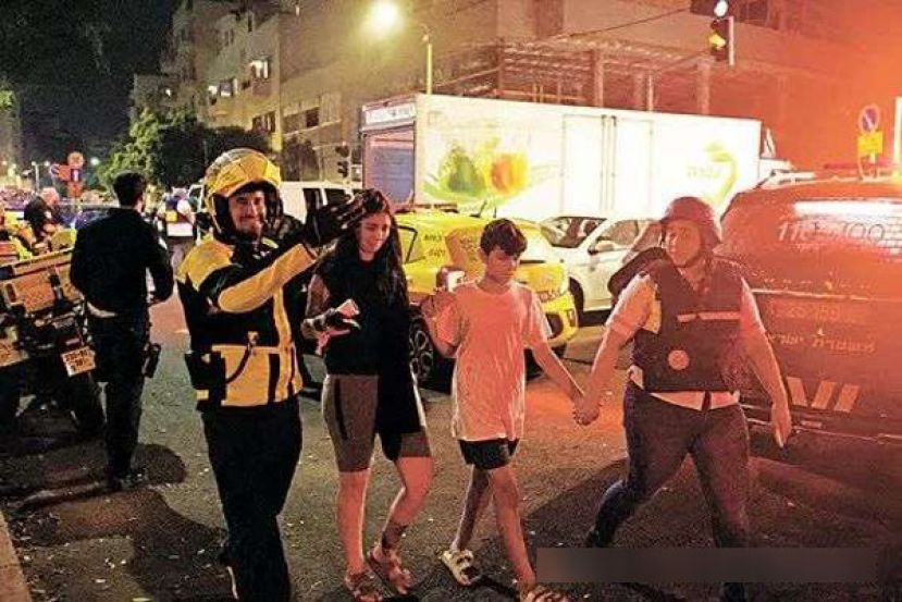 爆炸发生后，警务人员协助民众疏散。