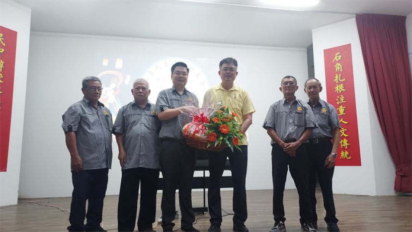 石角民立中学校友会“赏灯品茗会“大会主席蔡宗璟移交水果礼篮给砂拉越副总理拿督阿玛沈桂贤医生代表巴达旺市议会主席陈开。左起为民立中学校友会执委蔡明沐、署理主席张孙发；右起为福利萧双光、”赏灯品茗会“筹备会主席郑学河。