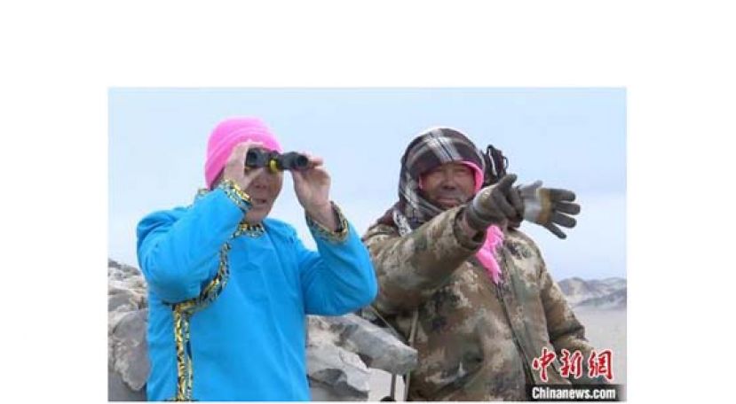 尼玛老人和儿子查看边境情况。