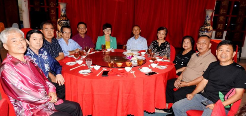 2019年古晋文化缤纷庆中秋慰劳宴，右起为刘贵梦、林传政伉俪、拿督曾长青伉俪、郑莉薲、沈坚石、本固鲁陈兴枝、郑文新、黄乐平及本固鲁田新华。  &nbsp;