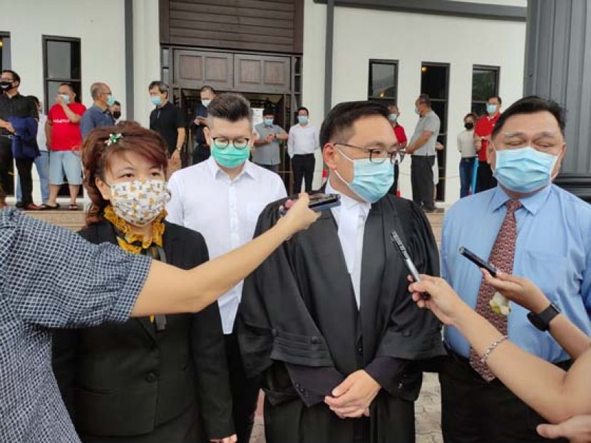 答辩人张健仁（右二）向媒体发表谈话时摄。