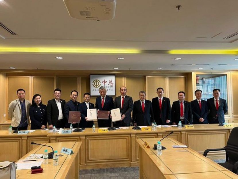 丹斯里卢成全（左六）移交纪念品给香港民建联多名立法会议员，左起为徐英伟、 林琳、刘国勋、陈学锋、陈勇；中总代表包括吴逸平、陈镇明、孔令龙、陈 杰辉、蔡文洲和叶竑瑚。