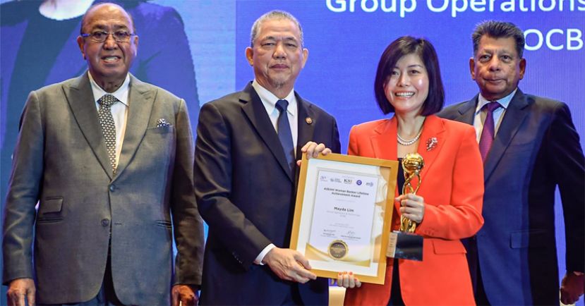 法迪拉尤索夫（左2）颁发东盟女银行家终身成就奖。