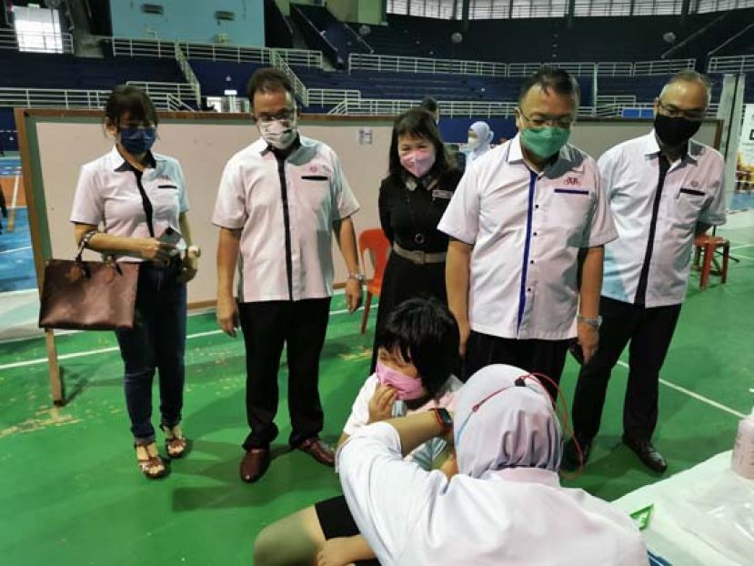 古晋中华小学校董会主席拿督蔡文铎（站者右2）呼吁那些未接种疫苗的小朋友的家长，能够正面看待接种疫苗的课题。