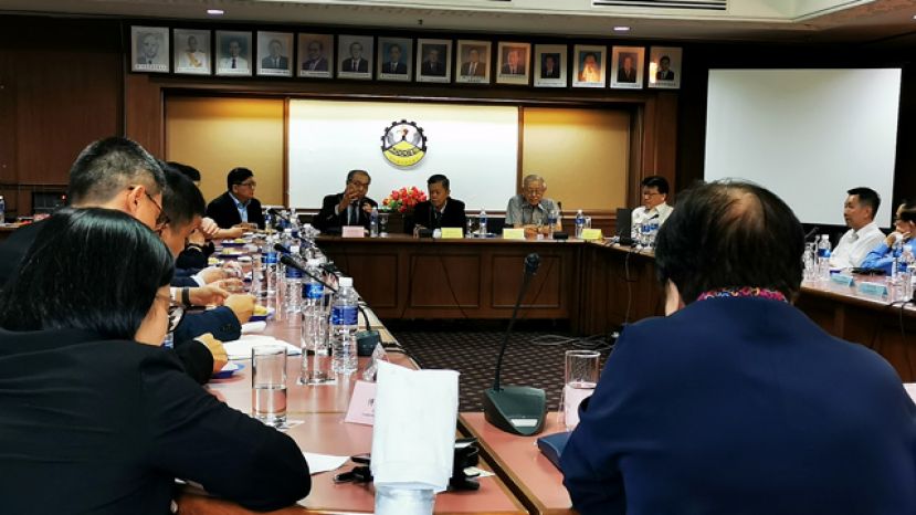 砂中总、古晋中华总商会理事们与港澳马来西亚商会访问团进行交流。