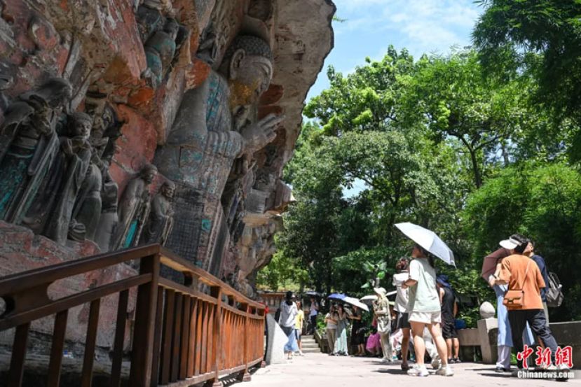 游客参观大足石刻。
