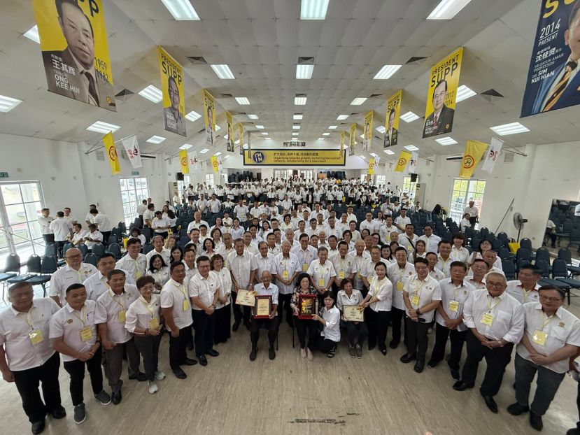 砂人联资深党员温锡华与已故拿督巴丁宜丹斯里阿玛黄顺开博士荣获砂哈地终身忠诚精神奖