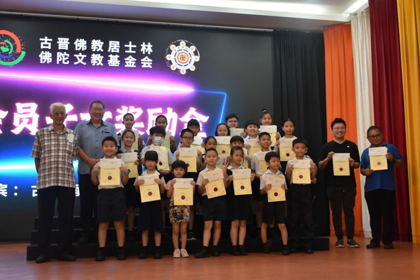 小学初小组获奖同学大合照。