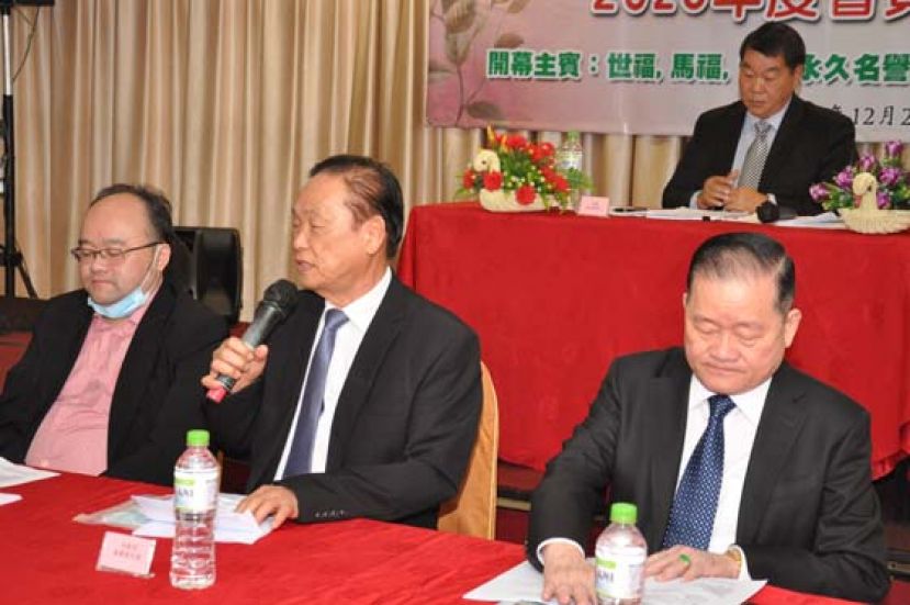 丹斯里张仕国（中）为大会主持开幕时摄，右为总会长拿督斯里刘为强太平局绅，左则是副会长甲必丹拿督刘思乐。