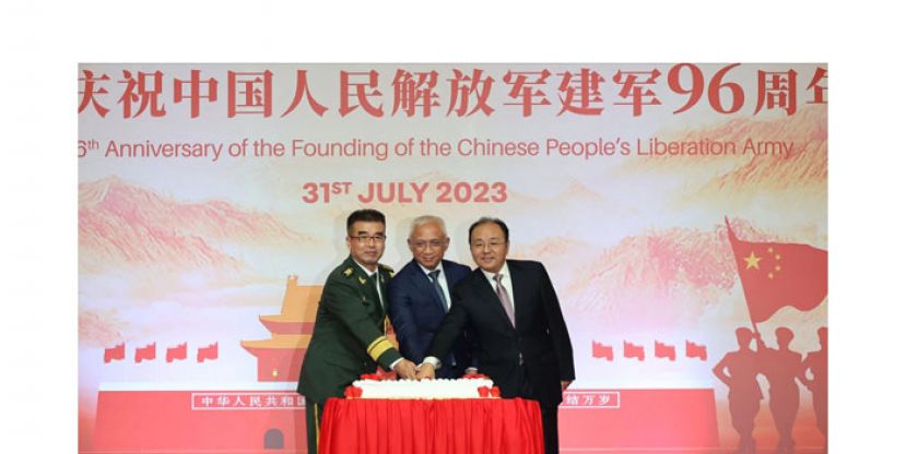 右起为欧阳玉靖、阿芬迪和张戈共切纪念蛋糕，庆祝中国人民解放军建军96周年。