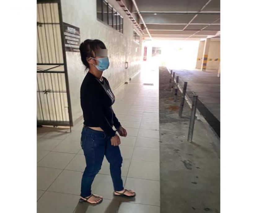 承认拥毒和吸毒的女郎。