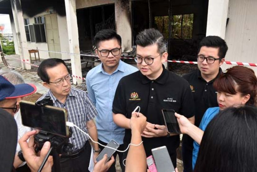 古晋区国会议员俞利文（中）接受媒体访问。