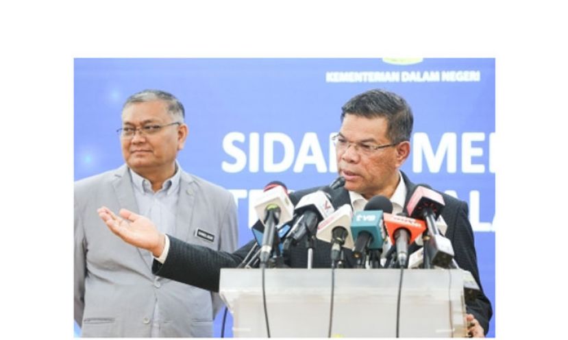 内政部长赛弗丁（右）召开新闻发布会，左为副部长三苏安努亚。