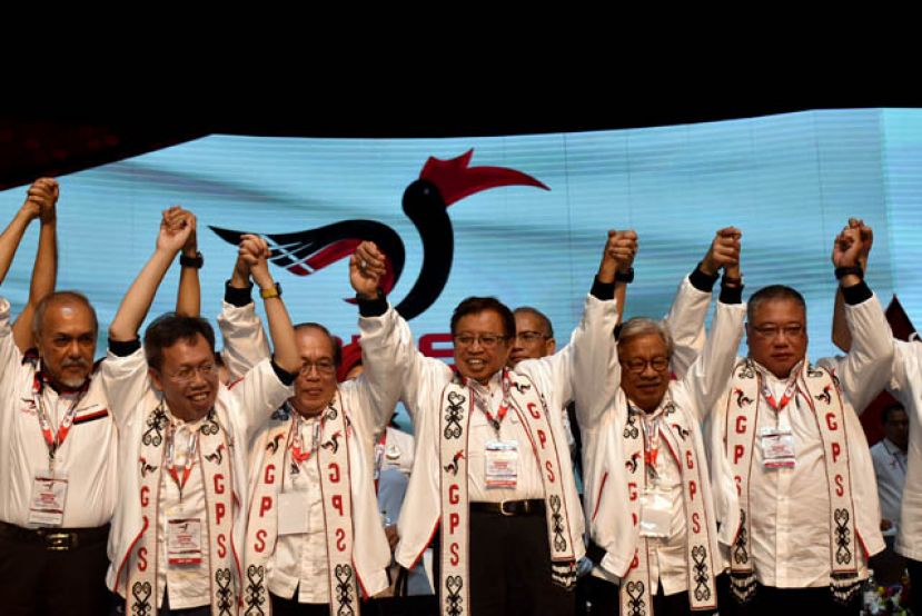 砂政党联盟大集会，右起为张庆信、詹玛欣、阿邦佐哈里、道格拉斯、沈桂贤和阿斯菲雅高举双手，矢言捍卫砂人权益。