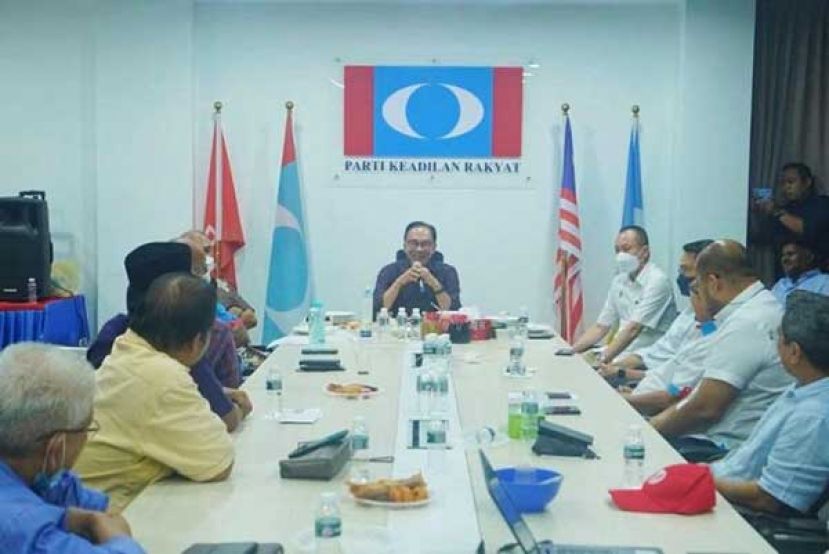 ●安华（中）与公正党北马领袖开会。