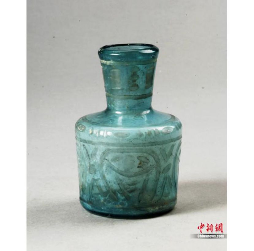 宋代蓝色长颈玻璃瓶。