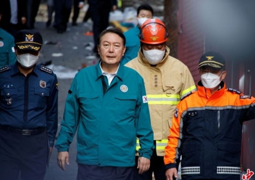 韩国总统尹锡悦抵达梨泰院踩踏事故现场。