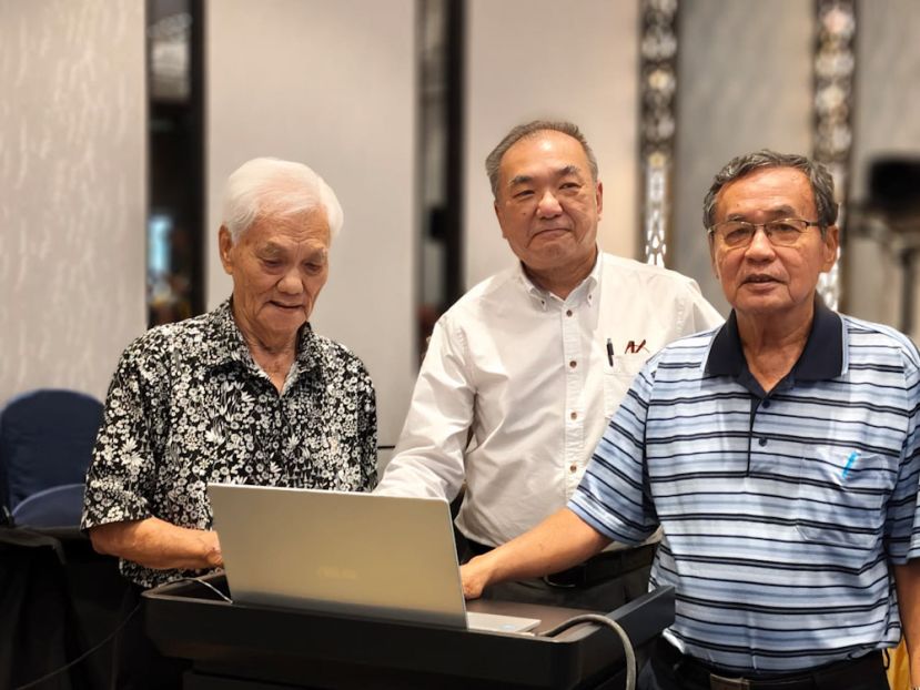 拿督房晓青、拿督斯里黄良杰的代表何晋兴、陈应桐为《房晓青歌曲作品专辑》推展。