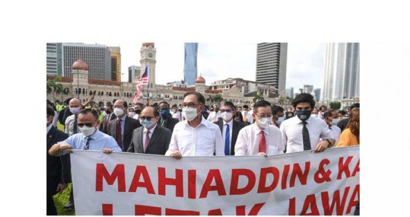 逾百名反对党议员在独立广场，拉起布条展开抗议集会。