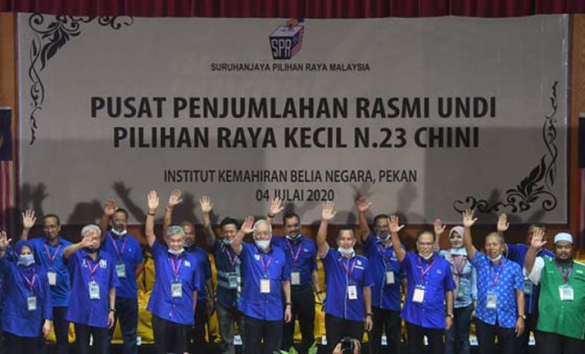 国阵领袖为珍尼州议席补选的狂胜而欢呼。