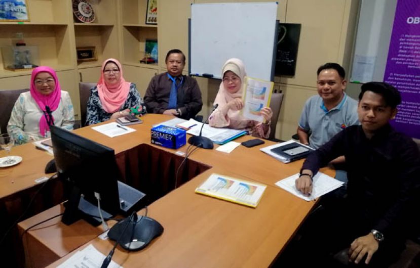 拿督斯里陈赛明（右三）主持砂妇女及家庭理事会会议后召开新闻发布会。