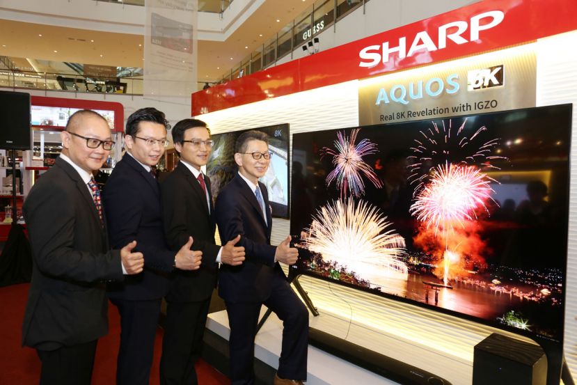 图示：（左起）Sharp Electronics (Malaysia) Sdn. Bhd销售与消费电器部总经理Tok San Man，副董事经理Ting Yang Chung，董事经理Robert Wu及SHARP机构主席办事处首席执行员Yoshihiro Hashimoto联合推展AQUOS 8K电视。