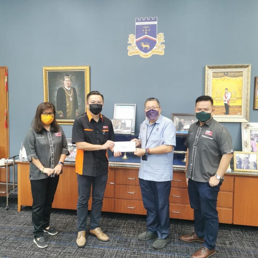 筹委会主席刘宥鸿（左二）移交邀请函予古晋南市市长拿督黄鸿圣，右为秘书刘金兴，财政林春煌（左）。