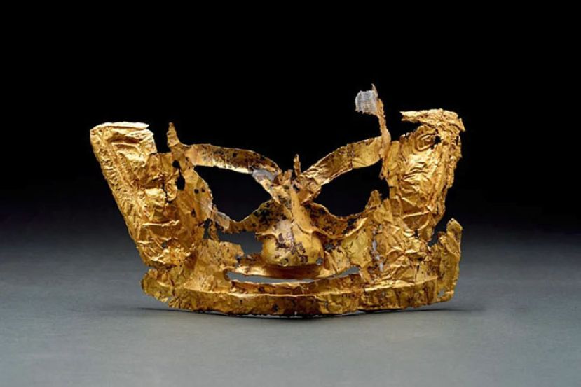 8号坑出土的金面具。