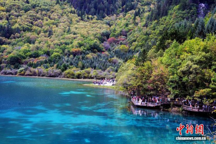 世界自然遗产九寨沟景区的秋景。