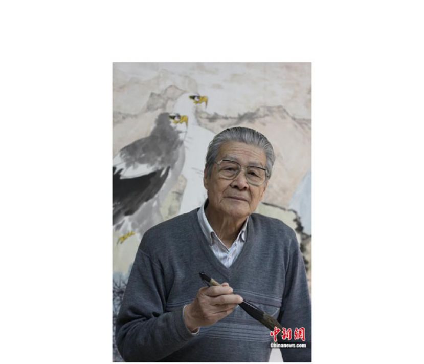 2010年11月4日，蓝天野在画室作画。
