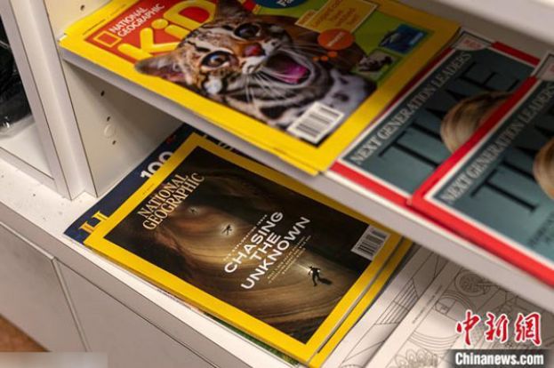 货架上的《国家地理》和《国家地理儿童版》杂志。