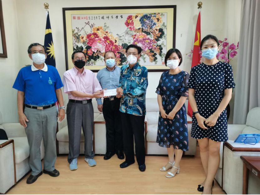 中国驻古晋总领事程广中（右三）移交乐器捐助款予一中校长叶宗元（左二）。
