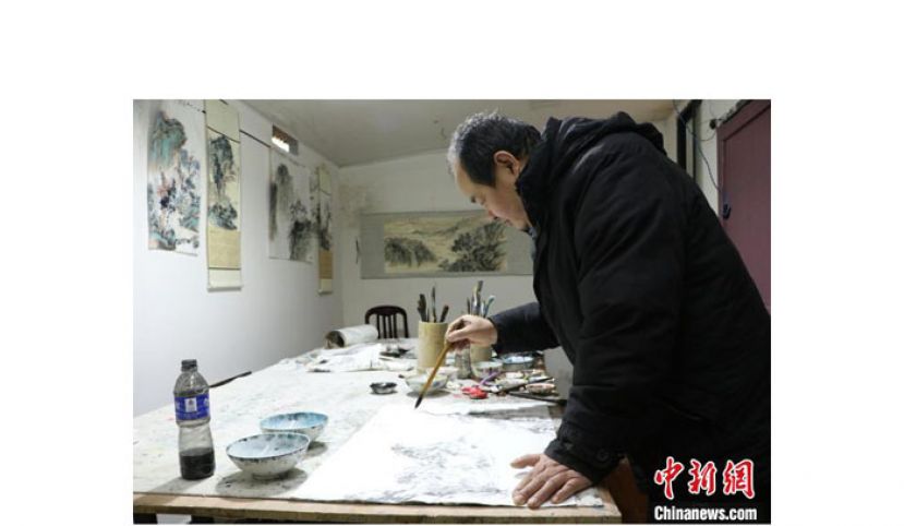 沈建江在家中作画。