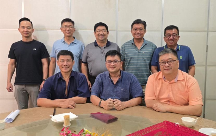 前排左起为实战引燕导师邱明贵、砂拉越燕窝商公会会长卢少奎、副会长黄泽宏。