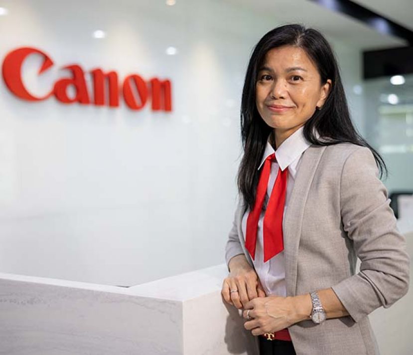 马来西亚佳能个人系统设备部总监李翠仙（Sandy Lee）带领团队在过去一年再次取得了出色的成绩。