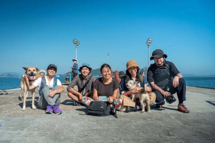 芝麻湾每天来回合共只得11班船，错过了有时要等二至三小时。（左起）可乐、Miko、Dexter、Connie、Jessica、甩士及Jessica丈夫Hin Wan。