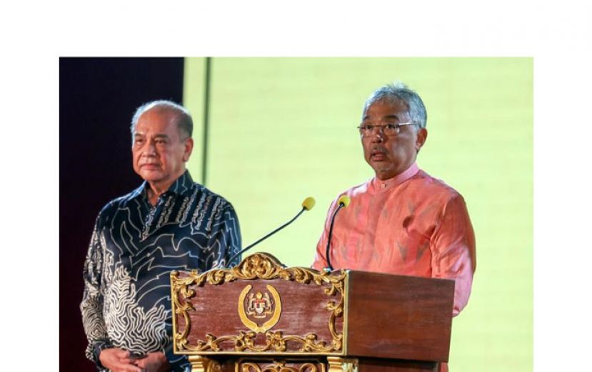 国家元首苏丹阿都拉陛下（右）致词神情，左为马大中文系特聘教授丹斯里陈广才。