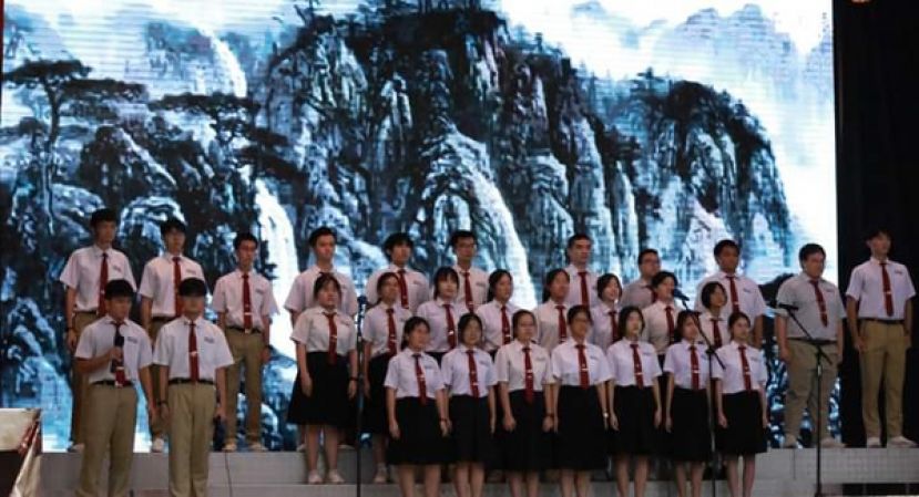 30815 高三理忠班将余光中的寻李白戏李白整合改编,先以鼓声开场,由杨登凯独朗领航,接着全班同学再以群朗中的层叠模式,透过男女分声及合声,去表达诗歌里的意境。寻李白的朗诵,开篇是李白失踪,接着“痛饮狂歌”,最后“乘风归去”传说里,处处表现了“寻找”的曲折过程。有别于群朗中的“一人一句”模式,全诗朗诵重视叠声和节奏,配合古诗与现代诗的交错使用,让古今时空因诗句的转换形成对比。