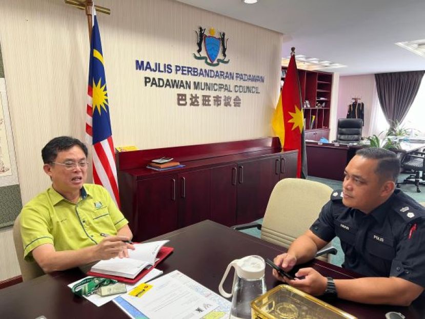 巴达旺警区主任莫哈末依旺警监（右）和巴达旺市议会主席陈开谈谈案件的进展时摄。