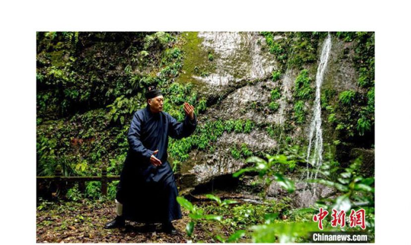 唐诚青在青城山打太极。