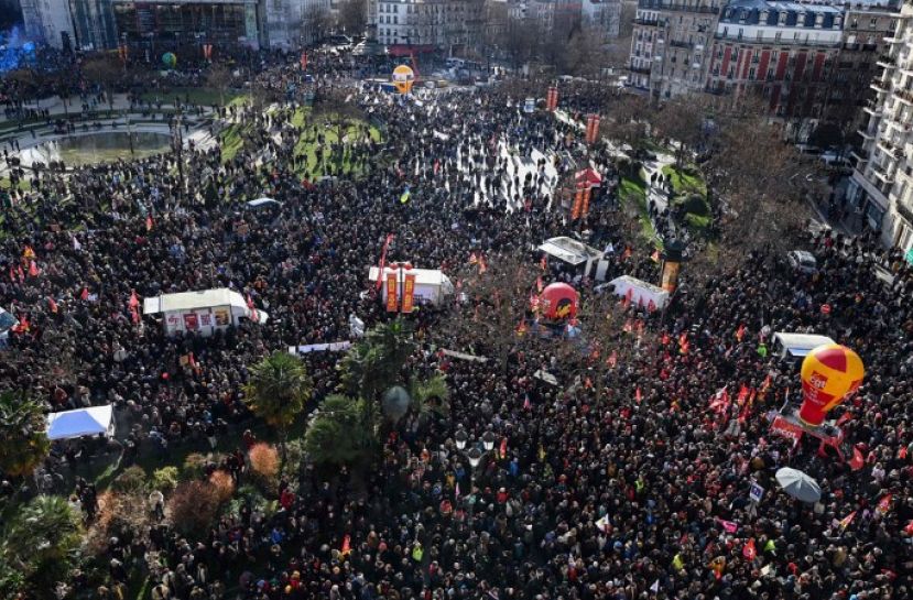 在巴黎意大利广场的集会，比1 月19 日更多。