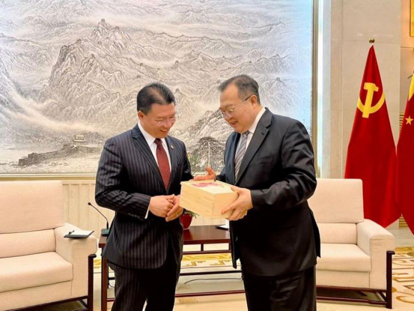 刘建超赠送纪念品予倪可敏（左），象征马中友谊坚固强稳。