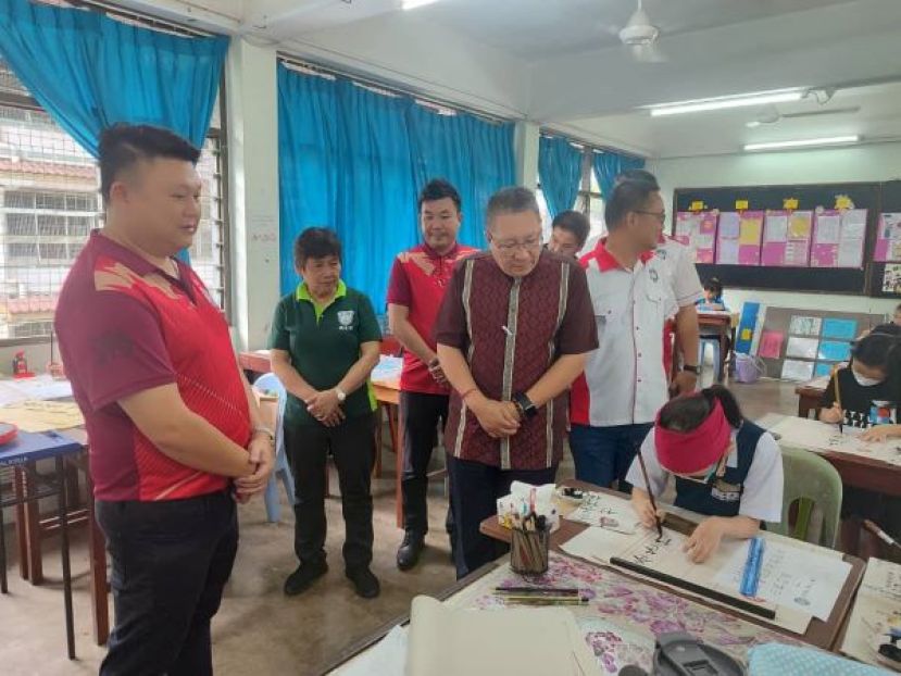 拿督黄鸿圣等在观赏参与学生的作品时影。