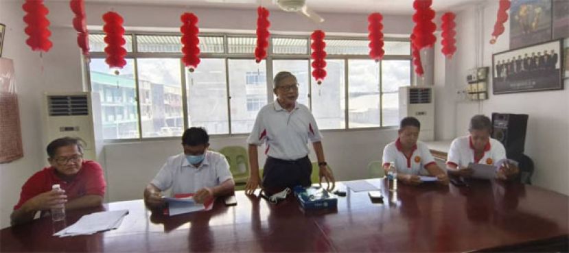 砂拉越田氏公会召开会员大会，该会主席田锡川(左三)主持大会。左起为副财政田福财及秘书田福星；右起为福利田庆春、调查主任田林坚及财政田玄昌。