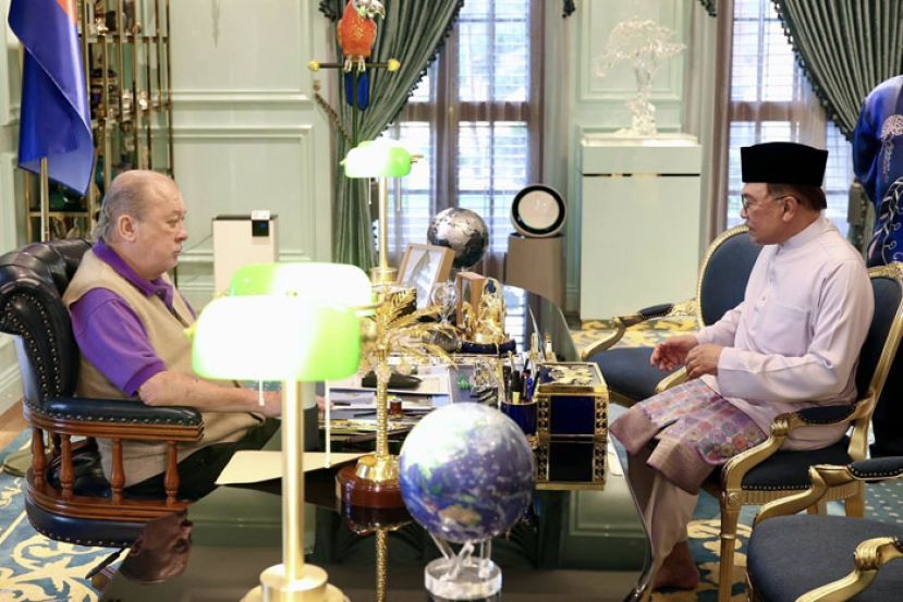 首相安华（右）觐见国家元首苏丹依布拉欣陛下。